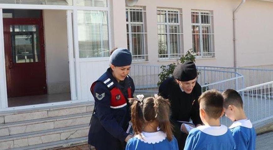 Jandarma tarafından KADES ve Kadına El Kalkamaz bilgilendirmesi yapıldı