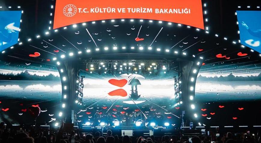 Mardin Kültür Yolu Festivali, konser ve etkinliklerle sürüyor Bengü sahneye çıktı