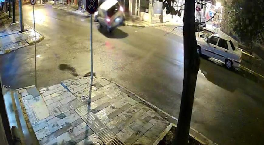 Devrilen hafif ticari araçtaki baba ile 8 aylık kızı kurtarıldığı anlar kamerada