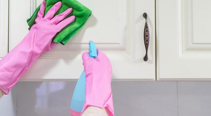 Mutfak dolaplarında kalıplaşan yağı temizliyor Yağ söküp atan karışım