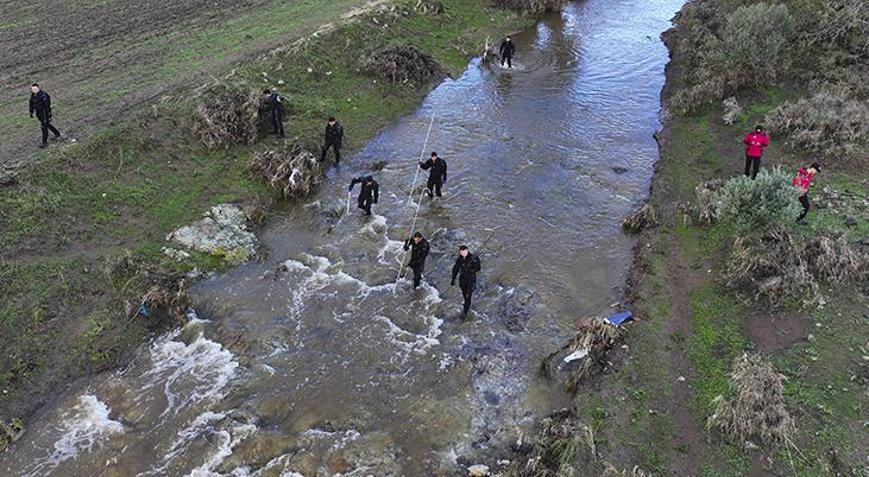 İzmir Foçada selde kaybolan kişiyi arama çalışmaları sürüyor