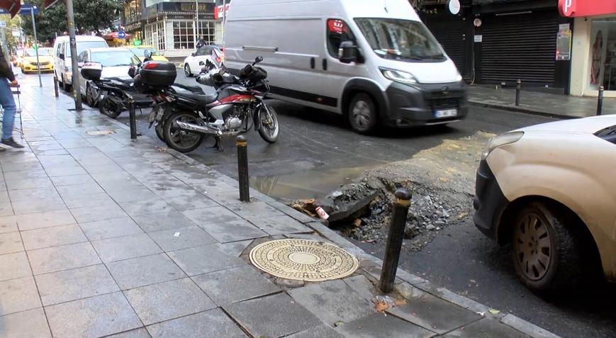İstanbul- Şişlide yolda çökme meydana geldi, Beşiktaşta toprak kaydı