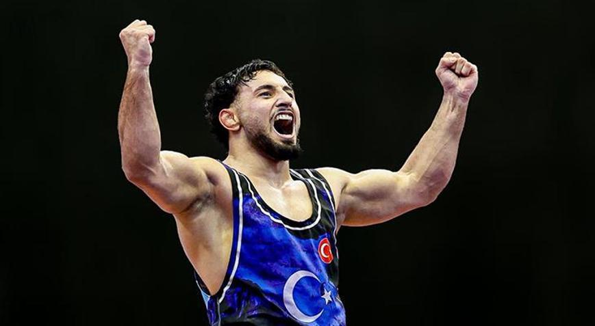 Milli güreşçi Muhammed Halit Özmuş, Dünya 23 Yaş Altı Şampiyonasında gümüş madalya kazandı
