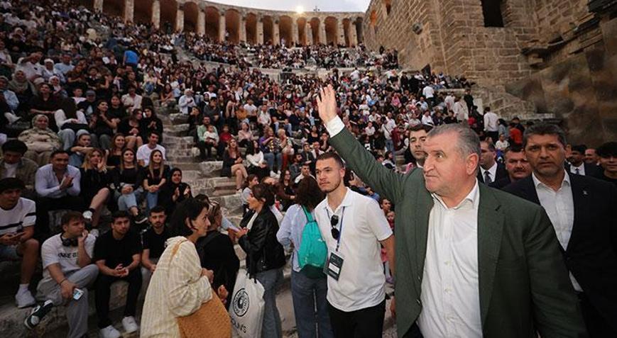 Genç oyuncular Aspendos Antik Tiyatrosunda sahne aldı Gençlik ve Spor Bakanı Osman Aşkın Bak: 34 bin 541 genç sanatçımız başvurdu