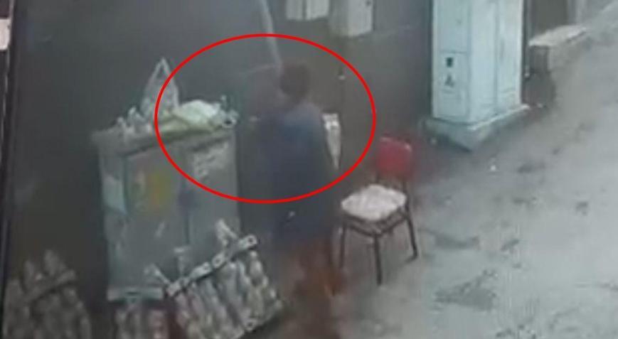 Para bozdurmaya giden seyyar satıcının tezgahta bıraktığı telefonunu çaldı