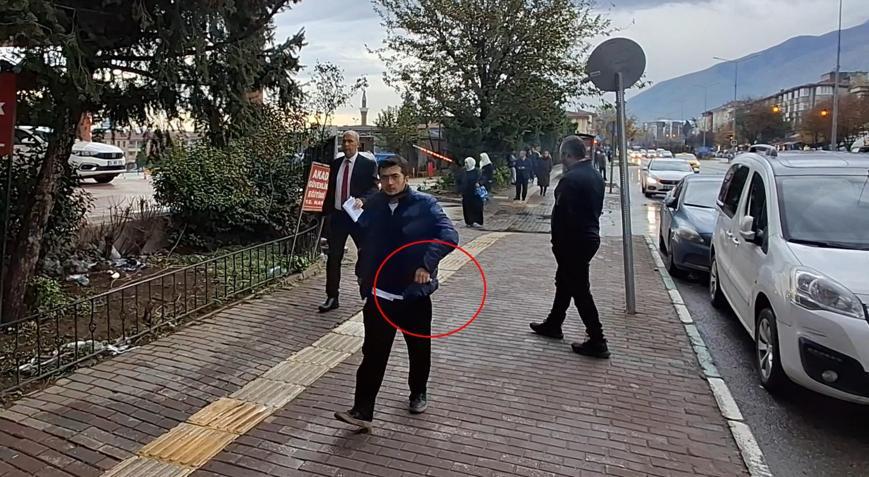 Tepki görünce geri dönüp yere attığı çöpleri topladı