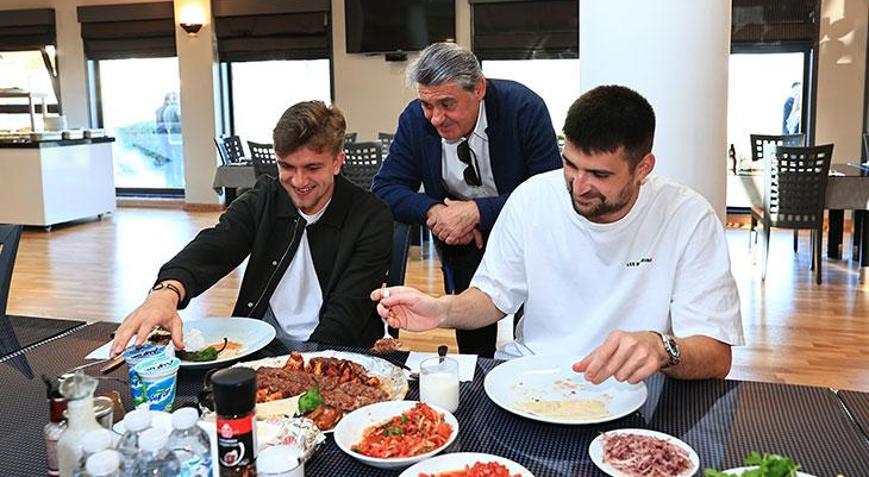 Beşiktaşta Başkan Serdal Adalı, Fenerbahçe öncesi futbolcularla moral yemeğinde