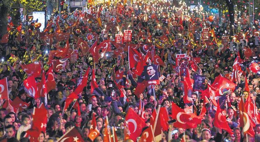 Gece Cumhuriyet’in ışığıyla aydınlandı