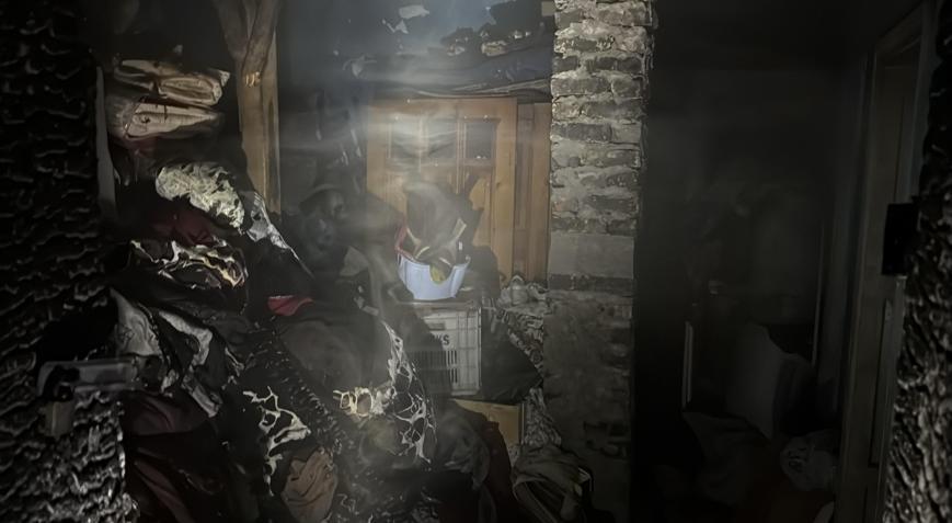 Apartman dairesinde çıkan yangını itfaiye söndürdü