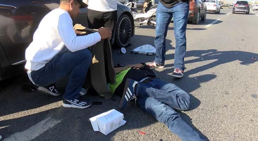 Eyüpsultan’da motosiklet kazası Yaralı sürücüyü montla güneşten korudular