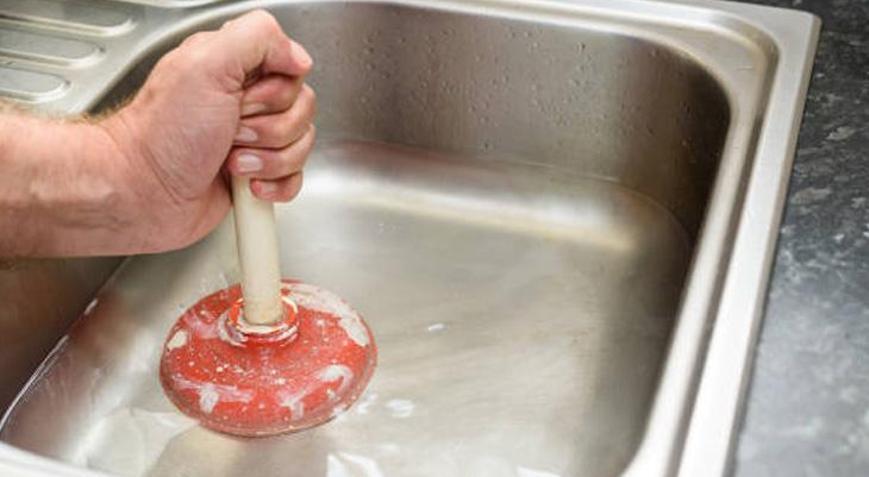 Tesisatçılara para saymaya gerek yok Tıkalı lavaboyu dakikalar içinde açıyor