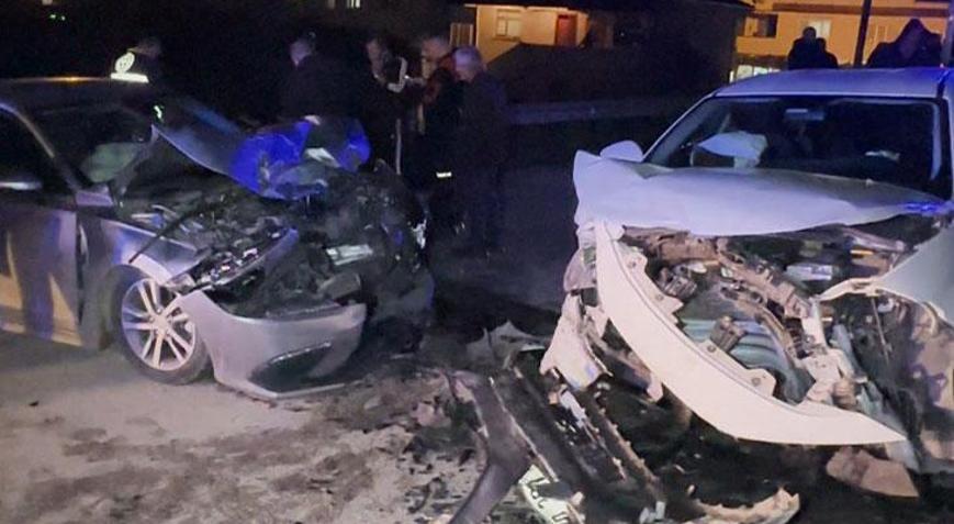 Düzce’de korkunç kaza Otomobiller kafa kafaya çarpıştı: 7 kişi yaralandı