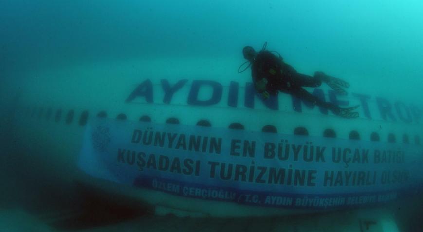 Aydında uçak batığı turistlerin ilgi odağı oluyor