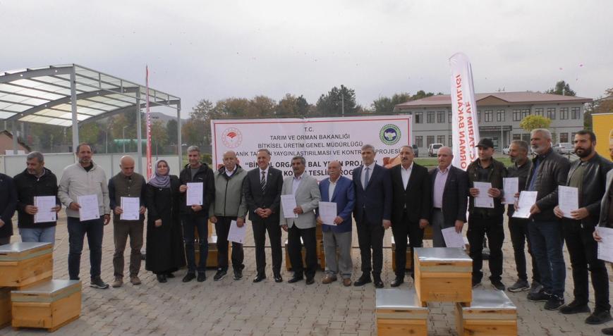 Bingöl’de arıcılara organik kovan dağıtıldı