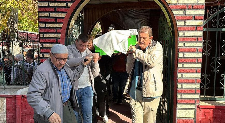 Evde boğazı kesilmiş halde bulunan kadın, toprağa verildi