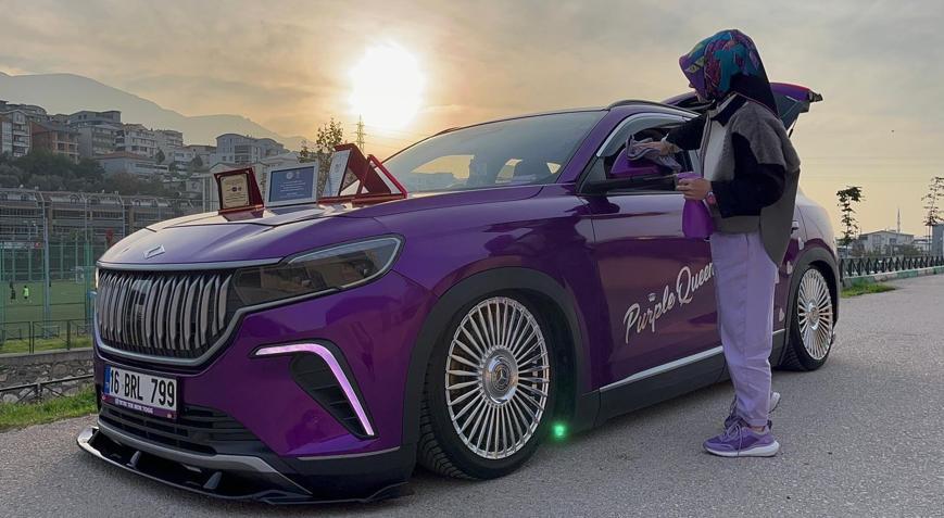 Mor tutkusu hayatına yansıdı; otomobili de bu renkte
