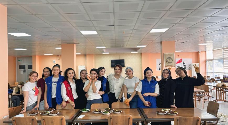 Osmaniye’de kız yurdunda çiğ köfte yarışması renkli görüntülere sahne oldu