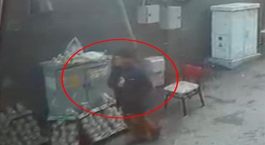 Tezgahtaki telefonu çalınan seyyar satıcıya DHA’nın haberi sonrası yenisi hediye edildi