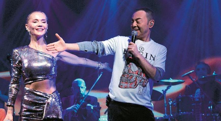Serdar Ortaç Yeni Cabaret İzmir’de sahne aldı