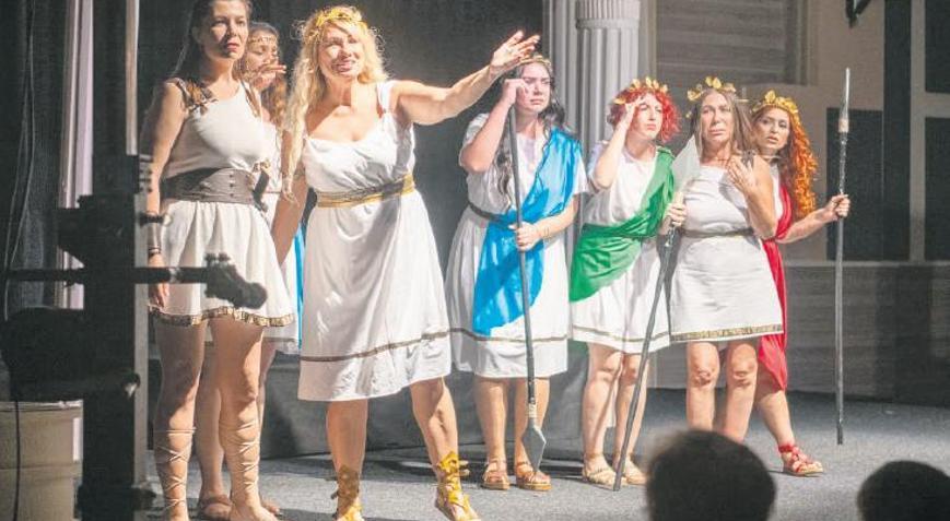 Kuşadası Tiyatrosu’nda perde açıldı