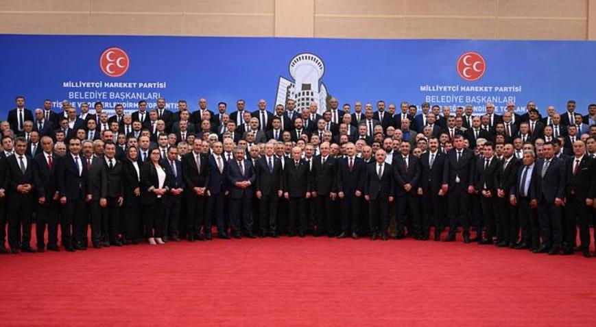 Bahçeli, MHP’li belediye başkanlarıyla akşam yemeğinde buluştu
