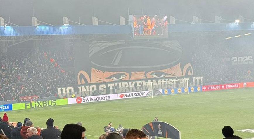 Viktoria Plzen-Fenerbahçe maçındaki skandal pankart için Çek gazeteciden açıklama Asıl amaç espriydi
