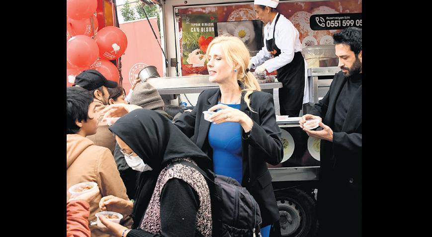 Bağışçılar için lokma dağıttı