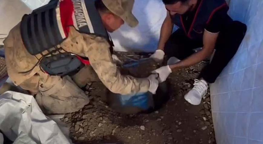 Deprem çadırında akılalmaz olay 12 kilo uyuşturucuyu toprağa gömmüş