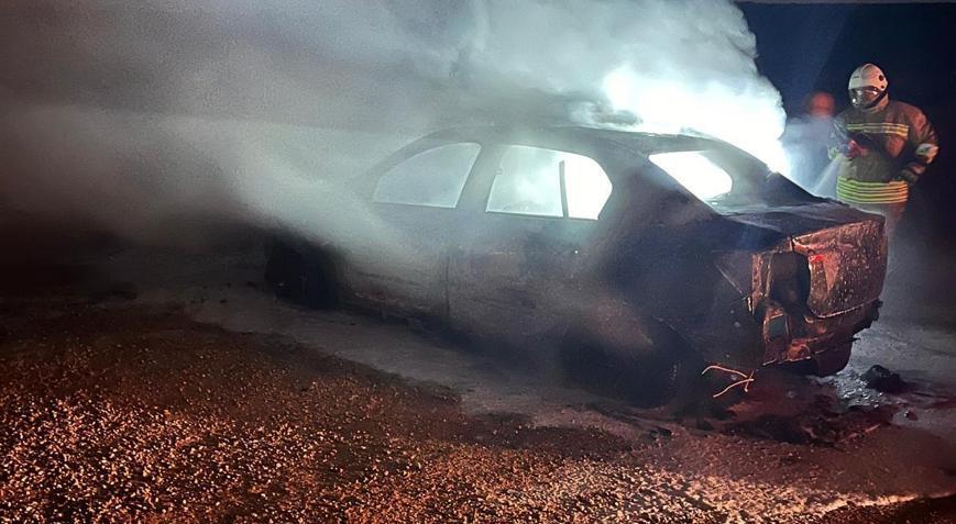 Hatay’da seyir halindeki otomobil yandı