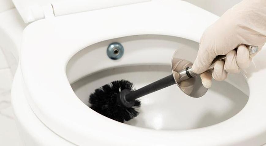 Sararan tuvalet taşını beyazlatıyor Kaynar suyla beraber temizleyin