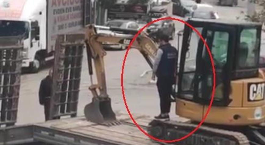 İş makinesi operatörü çekici üstünde; çaycı elinde tepsiyle Atayı andı