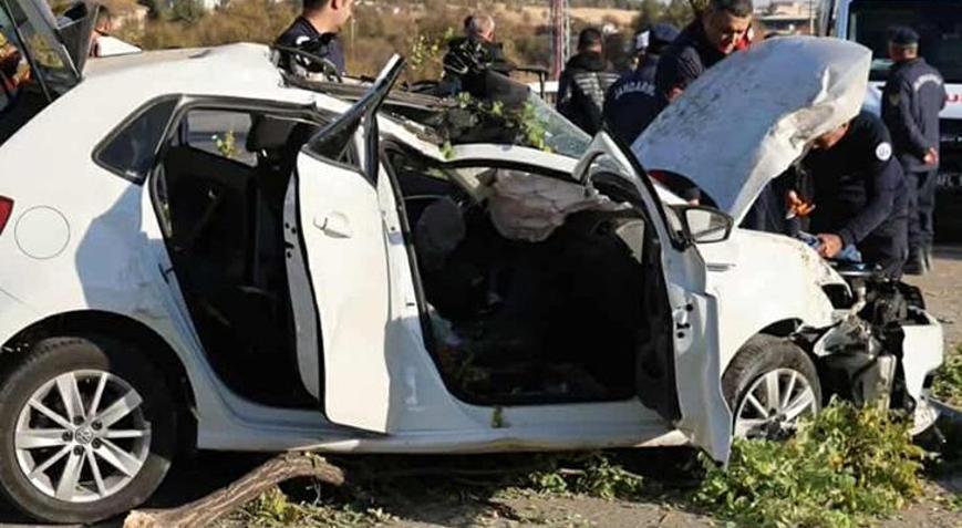 Elazığda otomobil aydınlatma direğine çarptı: Anne ve bebeği öldü, 4 yaralı
