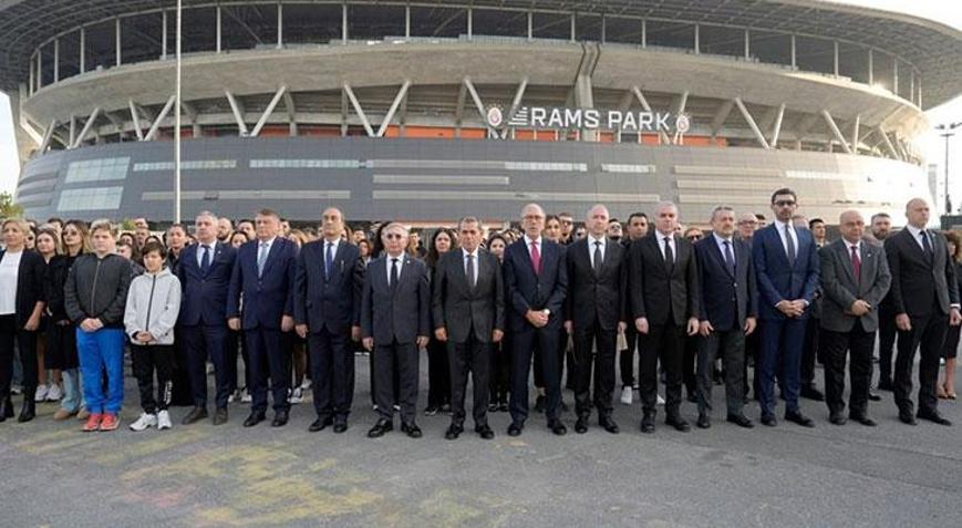Galatasarayda Dursun Özbekten 10 Kasım mesajı