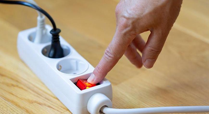 Bu iki cihazı aynı anda uzatma kablosuna takmayın Yangın çıkmasına neden olabilir