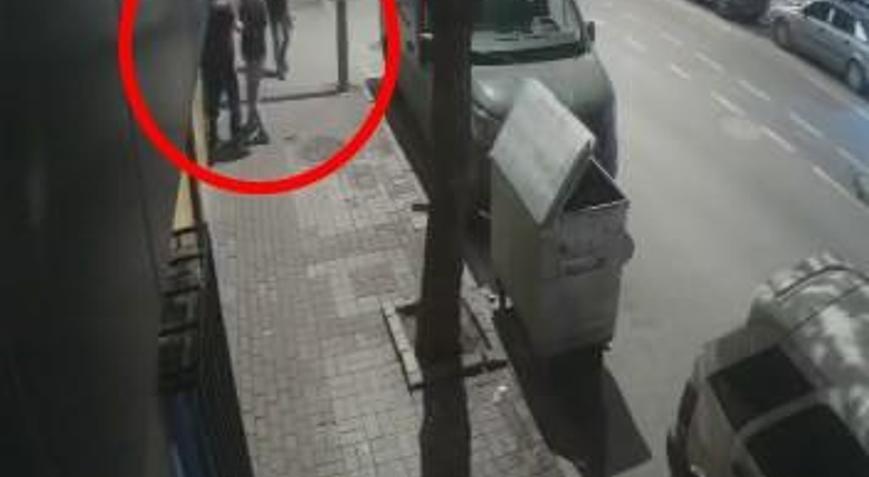 Kaldırımdakilerden kenara çekilmelerini isteyip iş yerine ateş açtı; o anlar kamerada