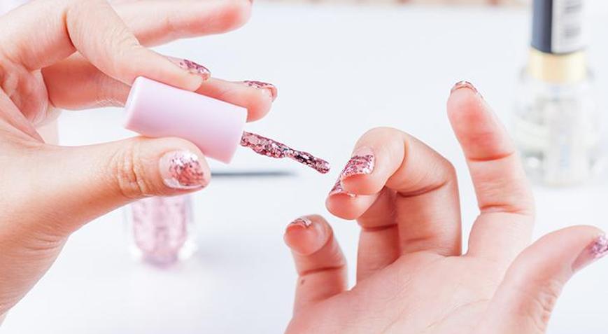 Simli oje çıkarırken bulaşmaya son Pamuk yerine kullanın