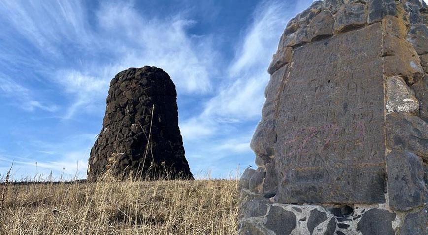 Sırlarla dolu tepe Üzerindeki yazıların dili bugüne kadar çözülemedi