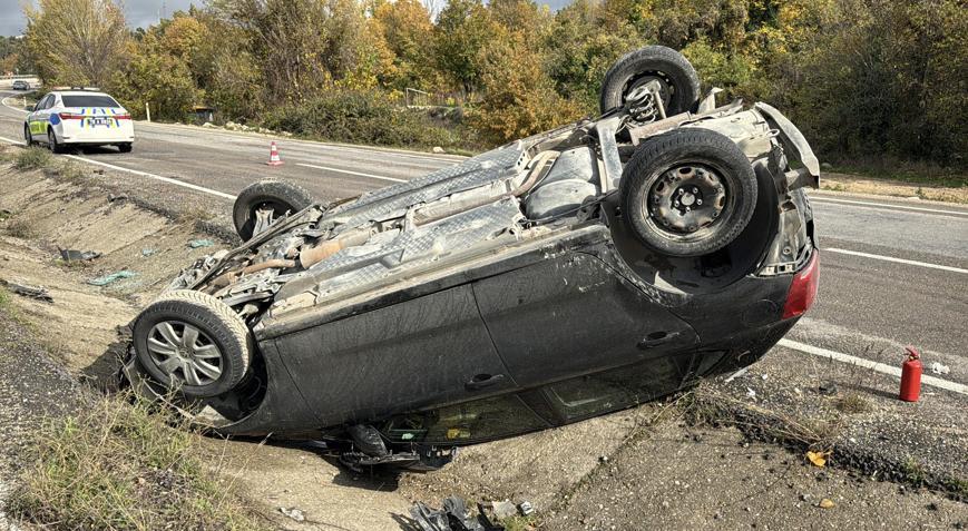 Karabükte devrilen otomobildeki 2 kişi yaralandı