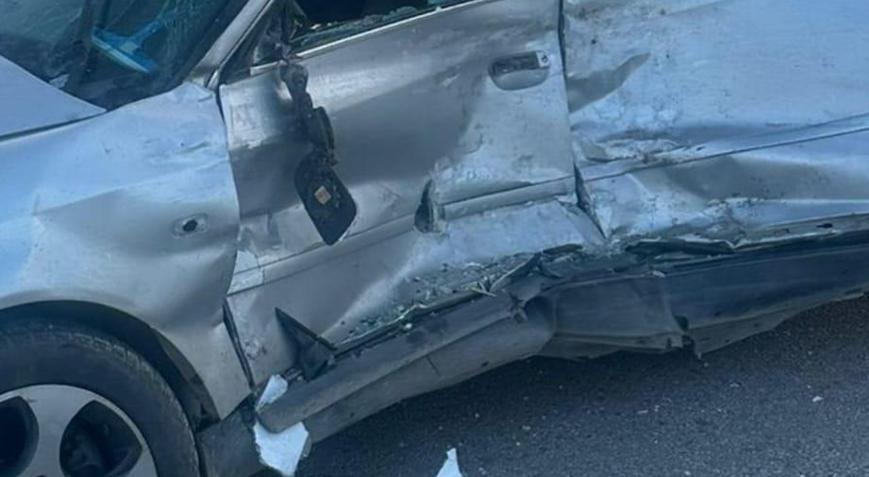 Otomobille kamyonet çarpıştı: 2 yaralı