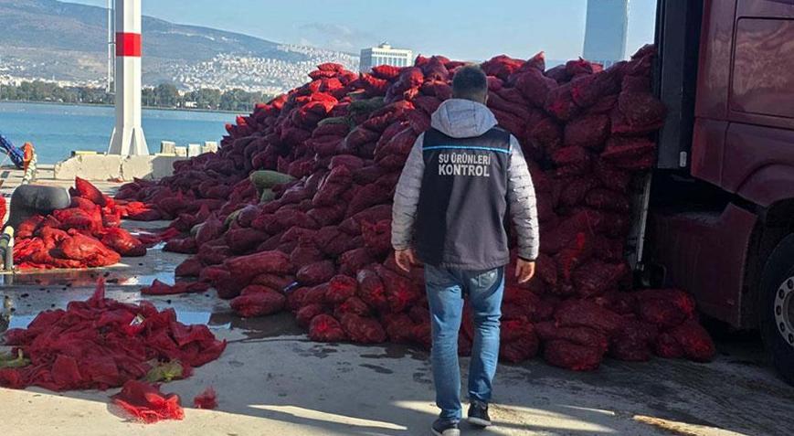 Yer: İzmir Kaçak avlanan 27 ton kara midye ele geçirildi