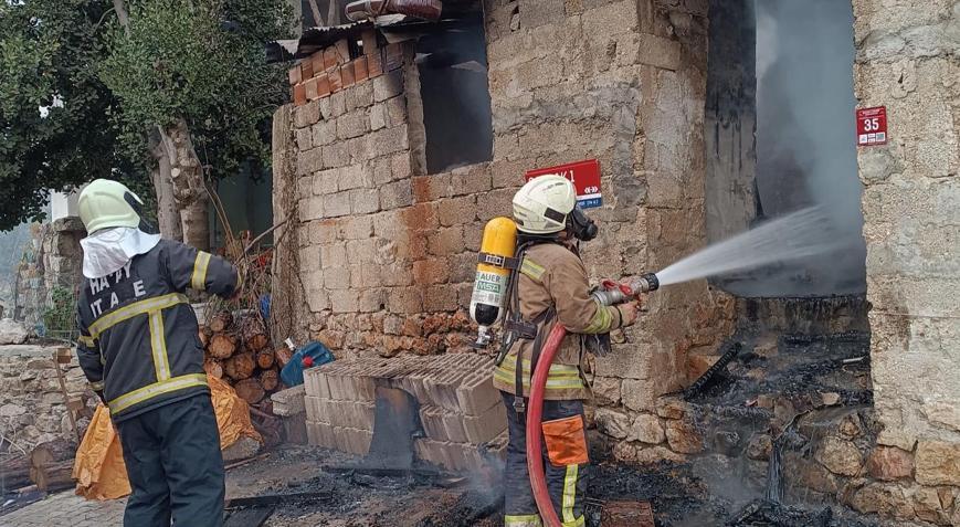 Hatay’da metruk binada yangın