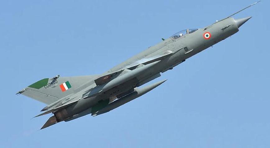 Hindistanda orduya ait eğitim uçağı düştü