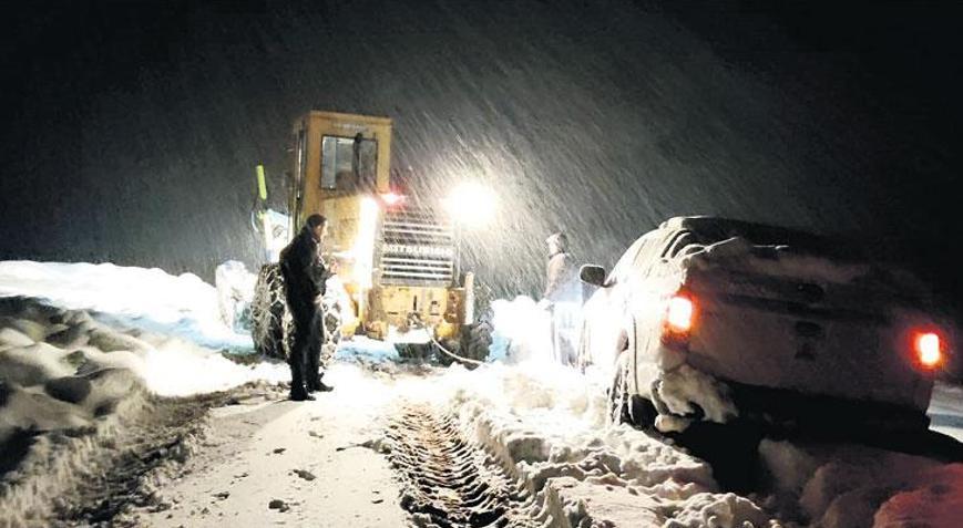 Kar yolları kapattı: 33 kişi kurtarıldı