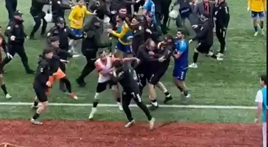 Futbol sahası karıştı 24 kırmızı kart çıktı