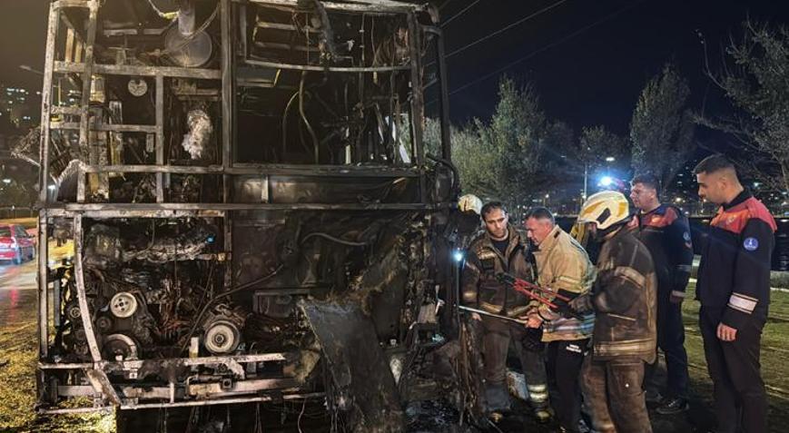 Seyir halindeki belediye otobüsü alev alev yandı