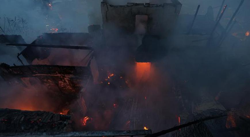 Bursada 2 katlı evde yangın Ekipler 1 kişinin cesedine ulaştı