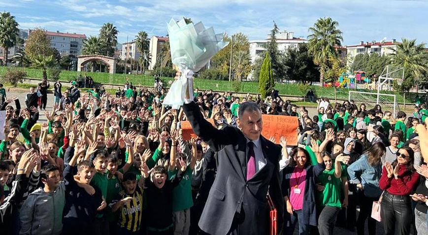 43 yıllık öğretmen gözyaşlarına boğuldu ‘Öğrencilerimizin yüreğine dokunduğunuz için teşekkürler’