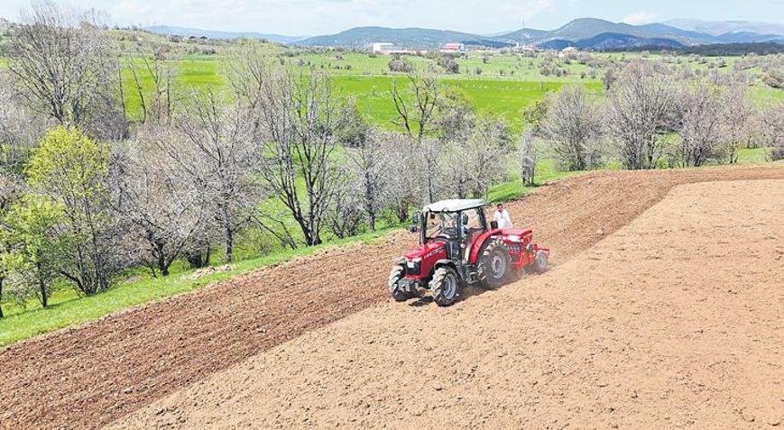 Tarla ekilecek ama çiftçi yağış bekliyor