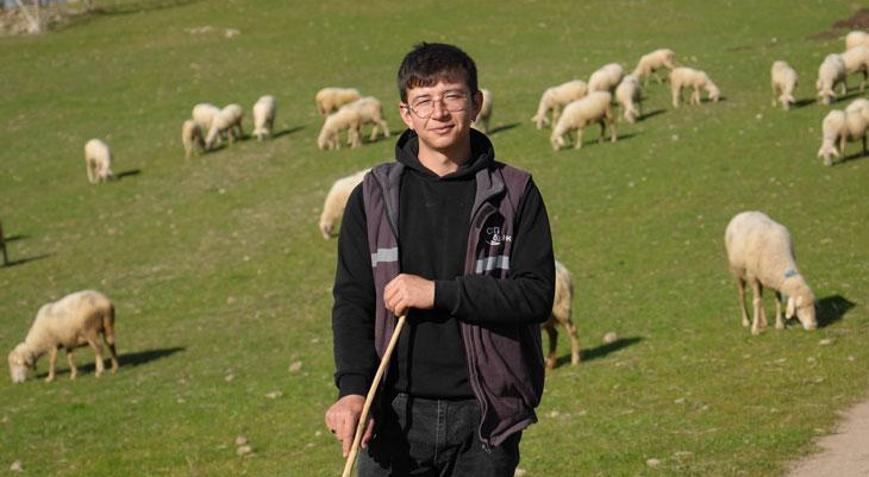 Mimarlık okudu, baba ocağına dönüp sürü sahibi oldu