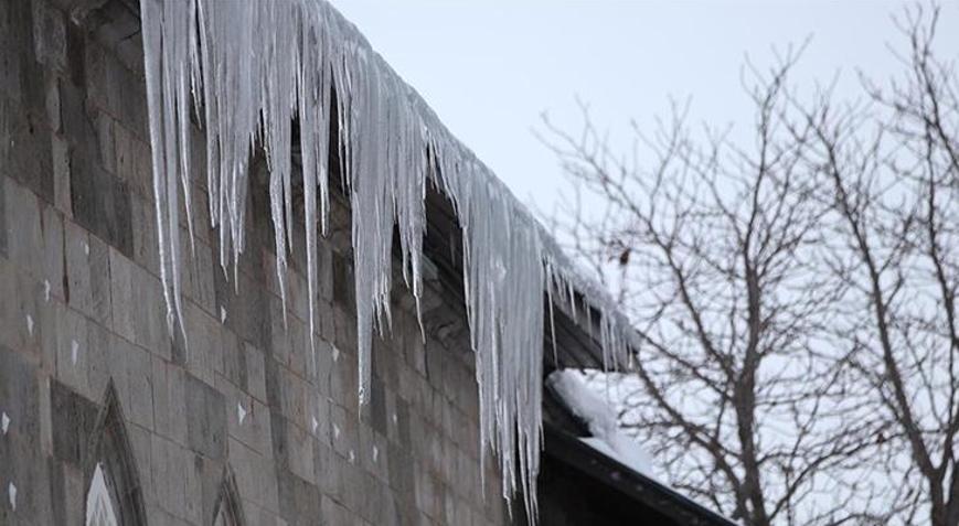 Üniversite öğrencisi çatıdan düşen kar ve buz nedeniyle sakat kaldı 20 milyon lira tazminat kararı